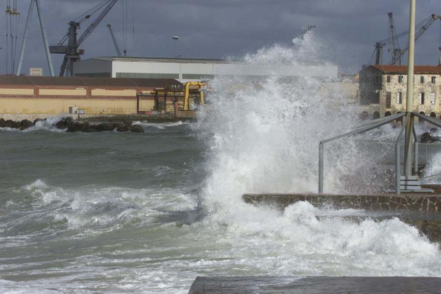 Maltempo a Livorno, scatta l’allerta arancione: il Comune chiude le scuole