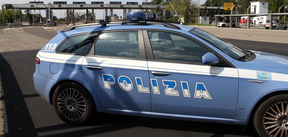 Modena, si filmano mentre sparano e lanciano oggetti dalle auto 
