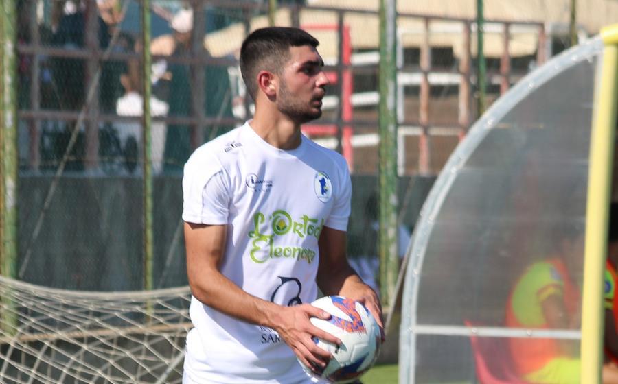 Tommaso Cabiddu segna facendo un fallo e chiede all’arbitro di annullare il gol