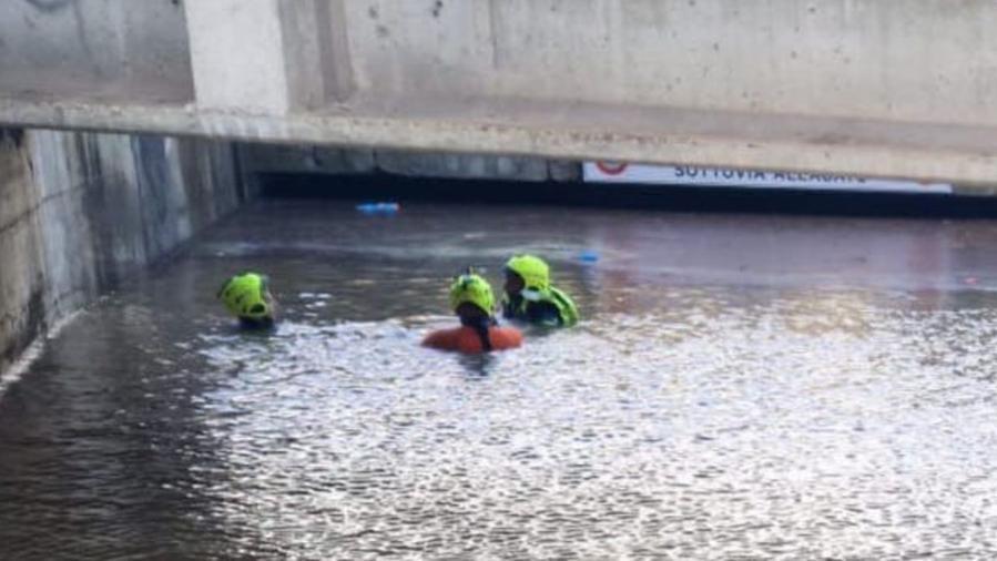 Vigili del fuoco in un sottopasso allagato a Follonica nel pomeriggio del 18 ottobre