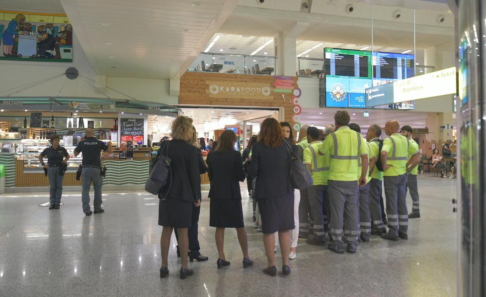 Falso allarme bomba all'aeroporto di Olbia, disagi e costi per le compagnie
