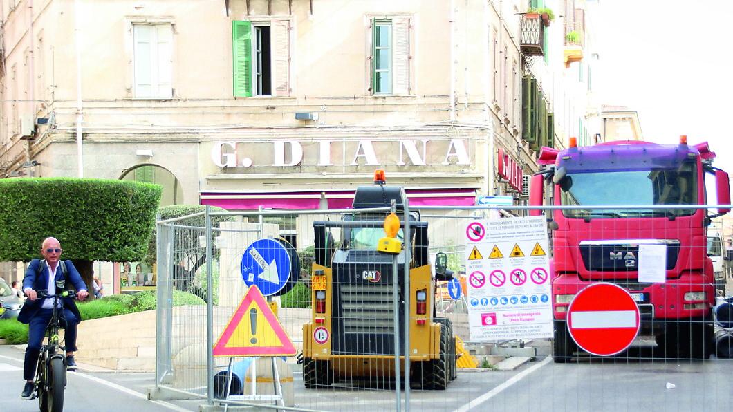 Sassari, il cantiere della nuova condotta in via Cagliari: traffico in tilt e negozi vuoti 