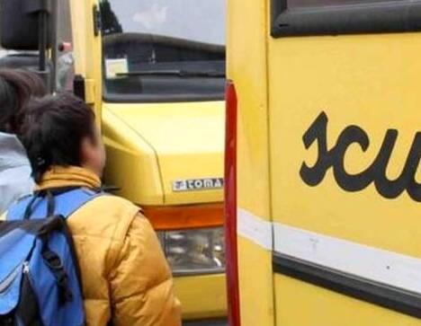 Ponsacco, il figlio 13enne picchiato da tre bulli sullo scuolabus. Ora la famiglia vuole il risarcimento dal Comune