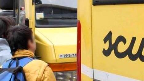 Ponsacco, il figlio 13enne picchiato da tre bulli sullo scuolabus. Ora la famiglia vuole il risarcimento dal Comune