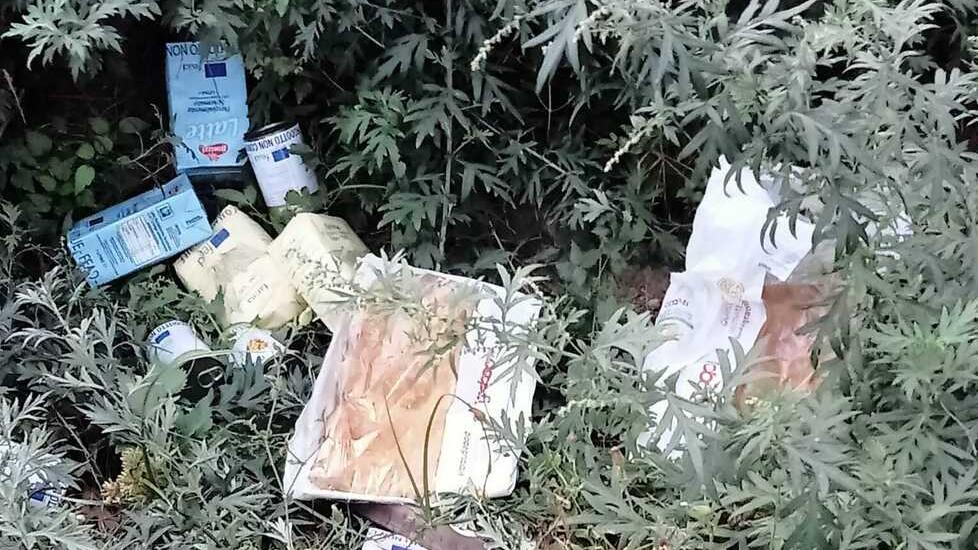 Empoli, i pacchi alimentari gettati nei campi a Corniola: ancora un episodio di sprechi