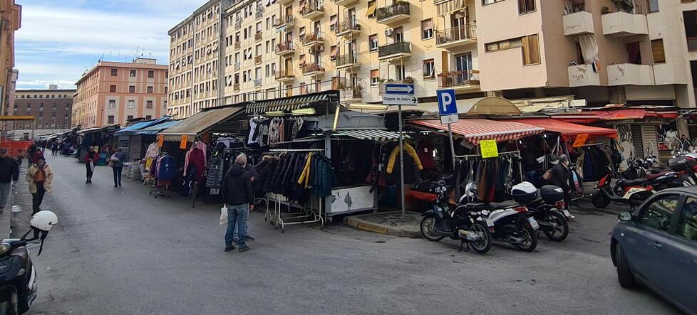 Livorno, bivacchi e furti nel centro città: «Serve un presidio permanente»