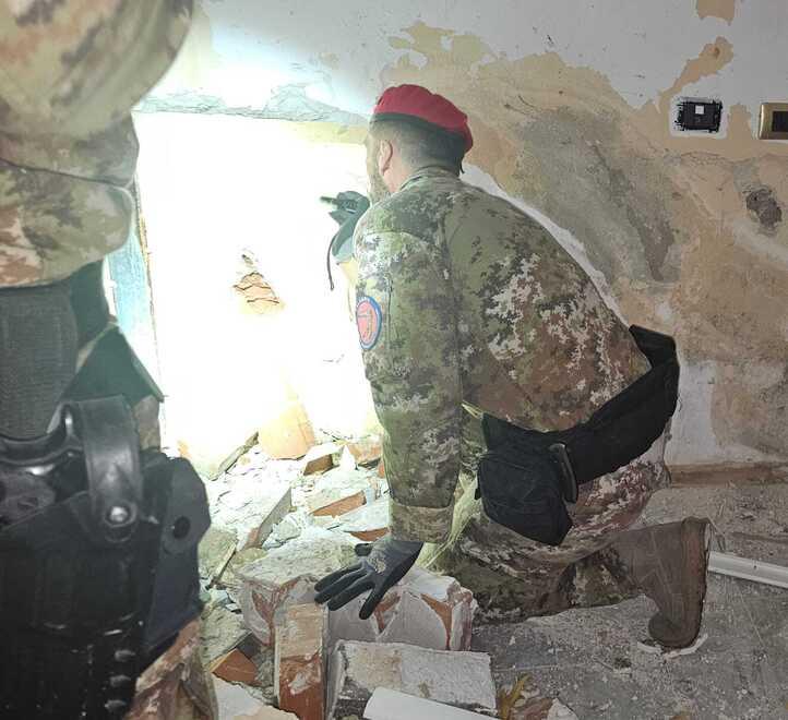 Kata, colpi di martello per sfondare muri e soffitti: nell’ex hotel arrivano i Cacciatori di Calabria
