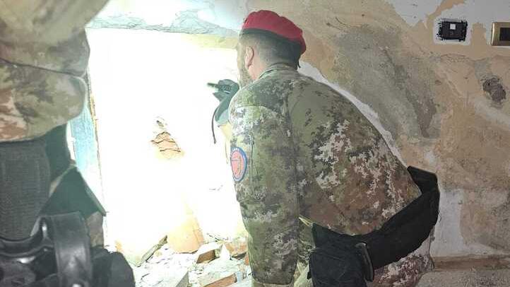 Kata, colpi di martello per sfondare muri e soffitti: nell’ex hotel arrivano i Cacciatori di Calabria