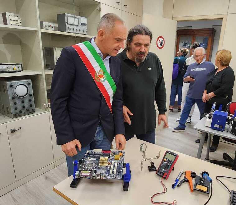 Nuova vita ai rifiuti elettronici: a Segromigno in Monte inaugurato il centro di riuso “Due Volt”