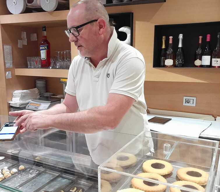 Pietrasanta, il figlio del cavatore che ama prendere i clienti per la gola: «Tra loro anche Michelle Hunzicker»
