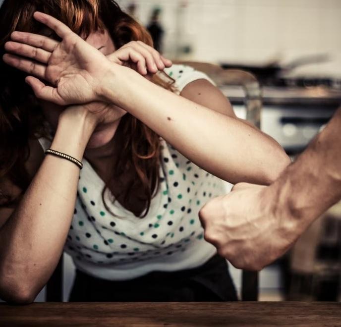 Carrara, calci e pugni alla ex: denunciato
