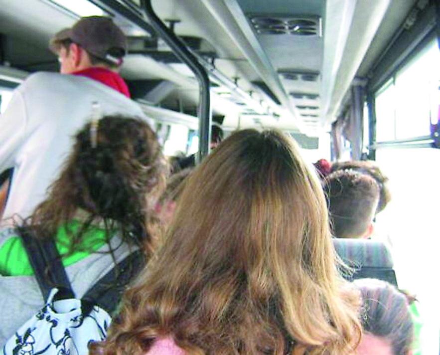 Massarosa, mamma contro i bus strapieni: «Mio figlio lasciato a piedi»