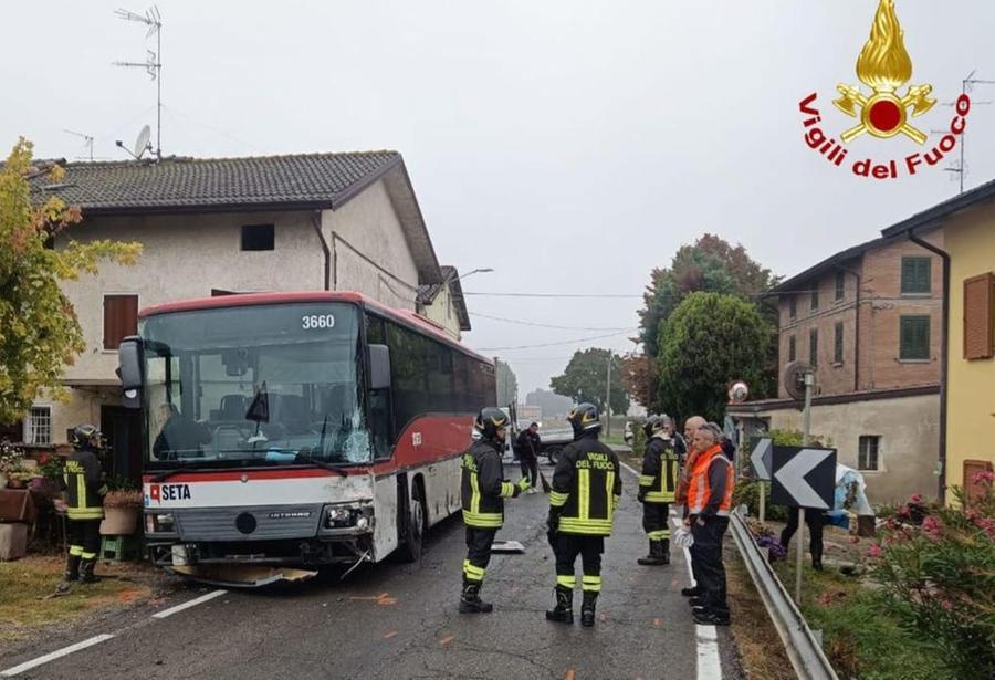 Schianto tra un furgoncino e un autobus a Massenzatico
