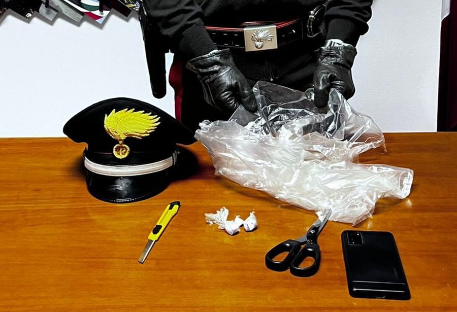 Pusher sorpreso a spacciare e arrestato