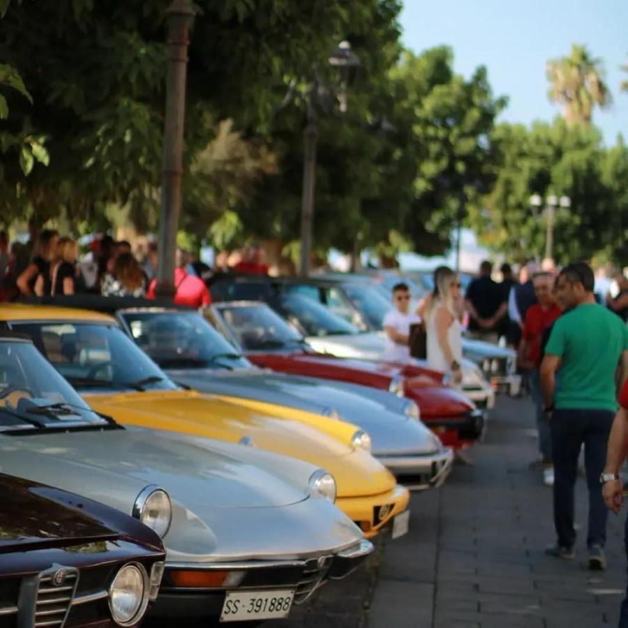 “Alfisti” sardi riuniti ai bastioni di Alghero: 107 auto d’epoca e moderne in corteo fino a Bosa