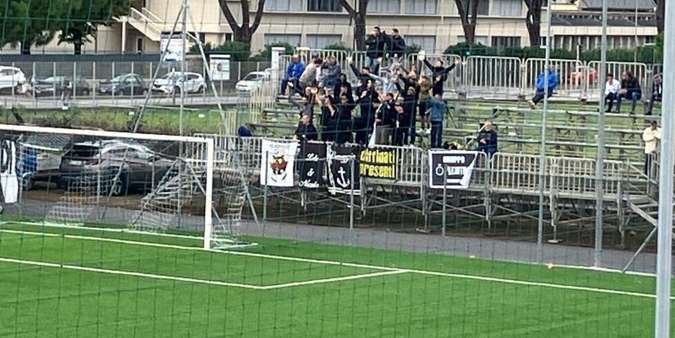 Il Pietrasanta rimonta e vince. Pari a suon di gol per il Viareggio<br>
