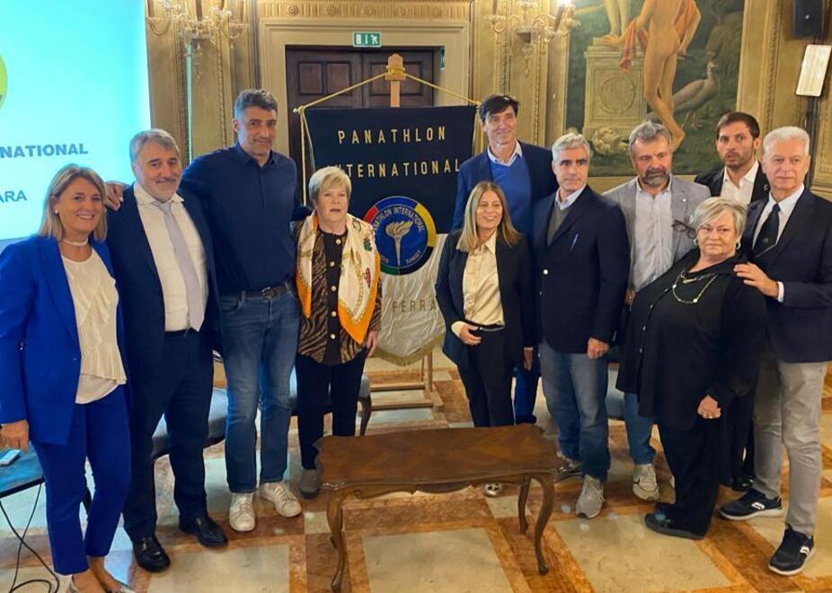 Giani, a Ferrara racconti fra gli applausi