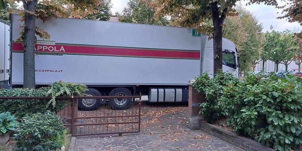 Formigine. La denuncia da via Treves: «Tir parcheggiato davanti a casa, qui sosta selvaggia ogni giorno»<br>
