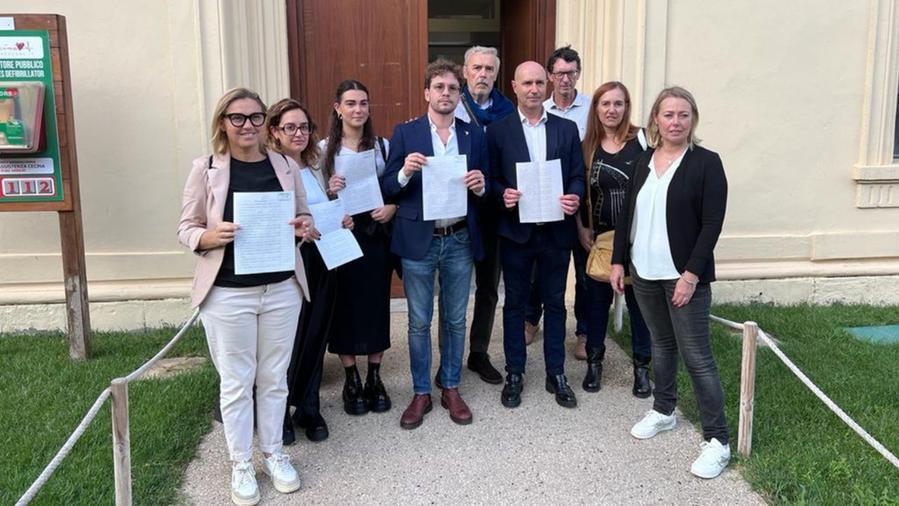 I consiglieri che hanno presentato le dimissioni facendo cadere l'amministrazione a Cecina