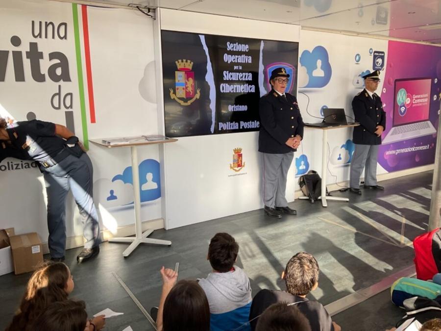 
	Poliziotti per un giorno docenti di sicurezza sul web

