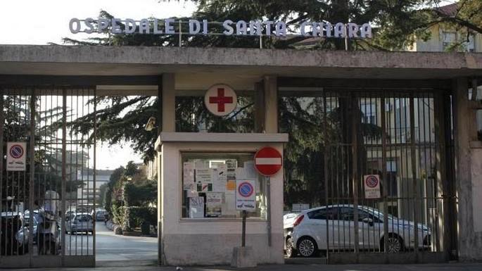 Mamma livornese partorisce a Pisa, ma la sua scelta fa litigare le consuocere in ospedale: arriva la polizia