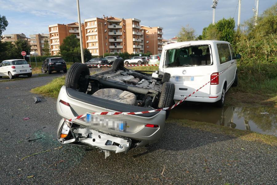 Una delle auto rovesciate dal tornado (foto Franco Silvi)
