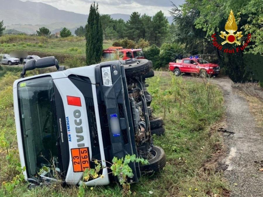 
	Il camion finito fuori strada a Chianni

