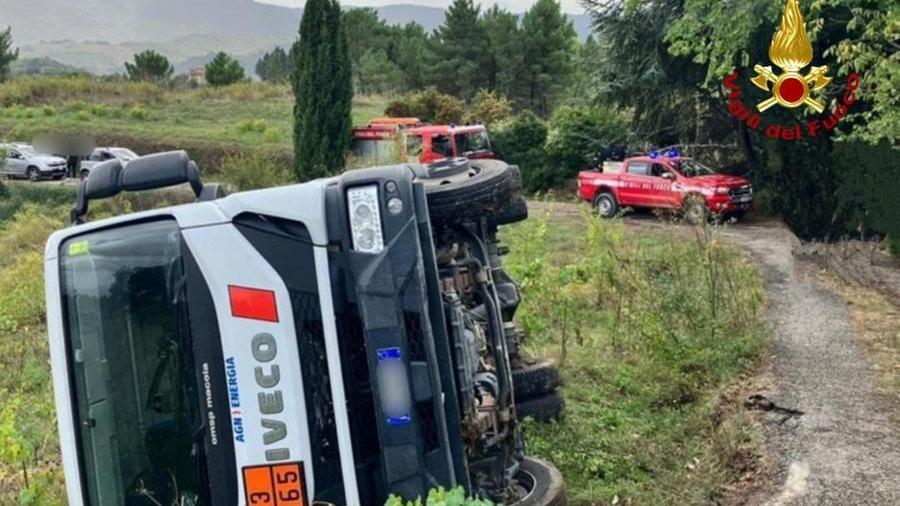 Il camion finito fuori strada a Chianni