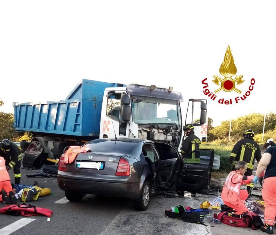 Violento scontro fra un’auto e un camion nei pressi di Fonni: perde la vita un uomo, ferita una donna