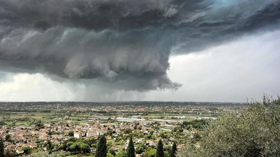 La supercella immortalata in Versilia (Foto di Fabio Longaron da Rete Meteo Amatori)