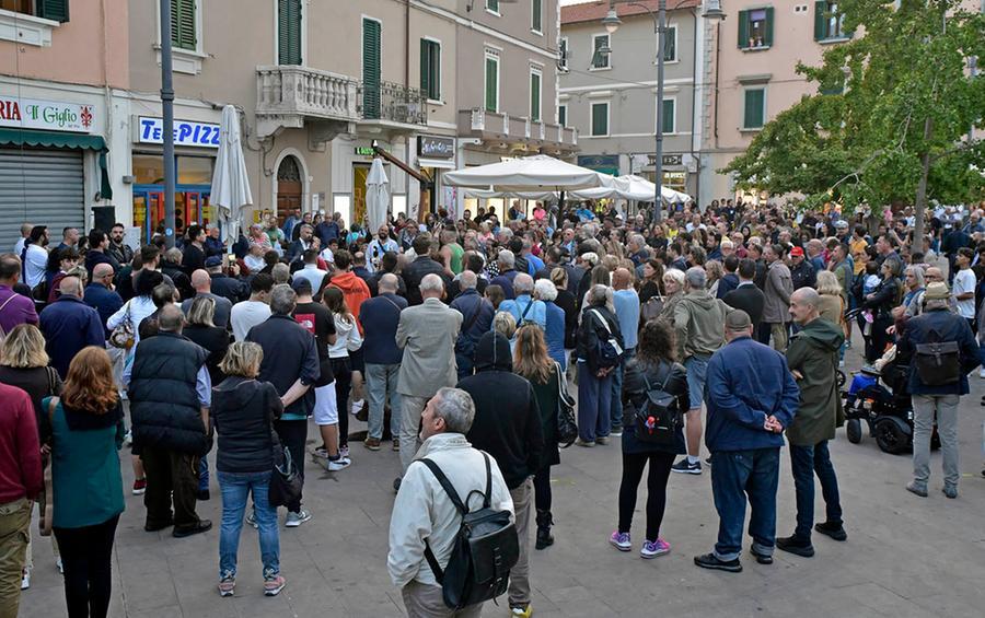 Sicurezza a Piombino, piazza gremita per l’assemblea: «Abbiamo paura» – Video