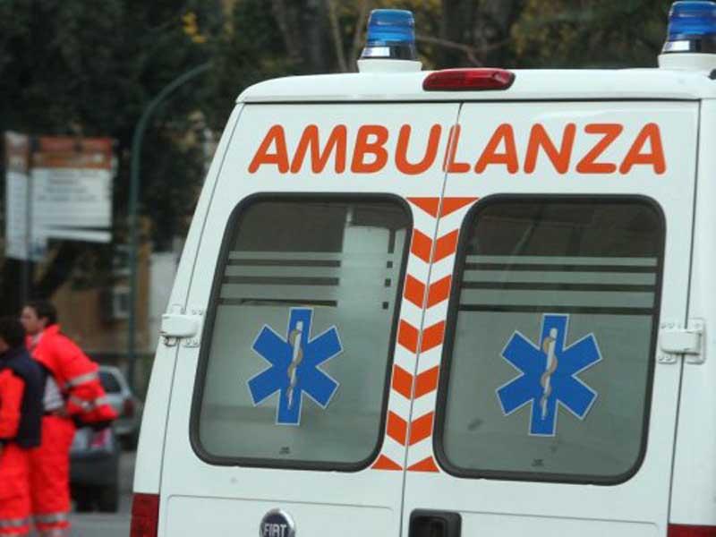 Investito mentre attraversa la strada, muore un 80enne