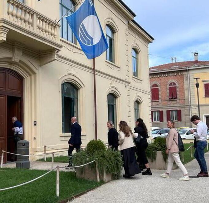 I nove consiglieri mentre entrano in municipio per dare le dimissioni in maniera contestuale