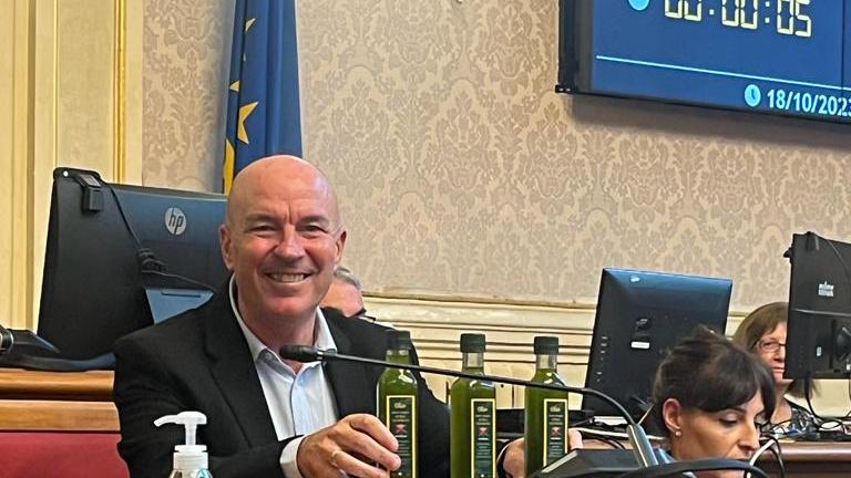 Livorno, i “No Cubone” regalano al sindaco l’olio raccolto nel terreno della discordia