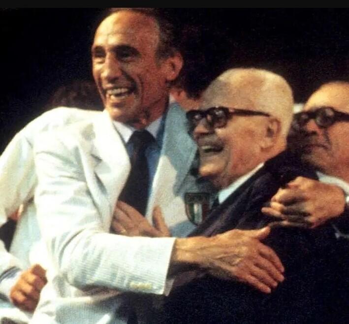 Sandro Pertini nella storica foto con Enzo Bearzot al Santiago Bernabeu di Madrid dopo il trionfo dell’Italia ai campionati mondiali di calcio del 1982 in Spagna