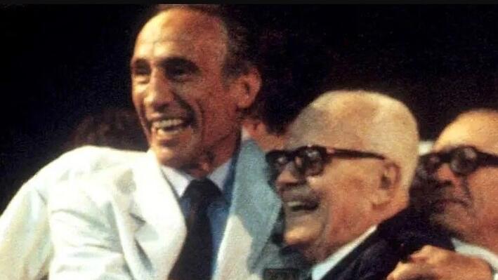 Sandro Pertini nella storica foto con Enzo Bearzot al Santiago Bernabeu di Madrid dopo il trionfo dell’Italia ai campionati mondiali di calcio del 1982 in Spagna