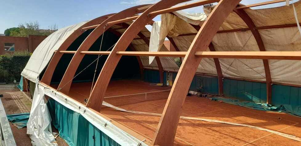 Ciò che resta del “pallone” del tennis club di Banditella (foto Franco Silvi)