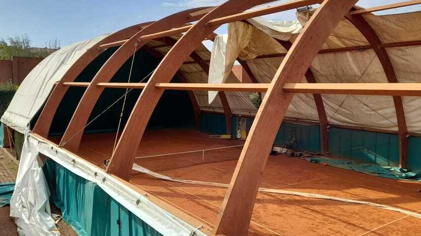 Ciò che resta del “pallone” del tennis club di Banditella (foto Franco Silvi)