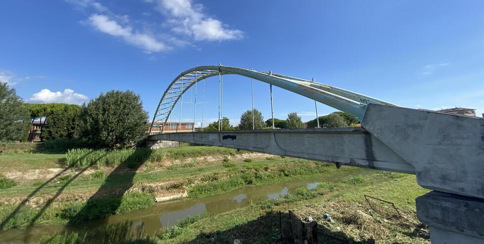La passerella che porta al villaggio scolastico a Pontedera