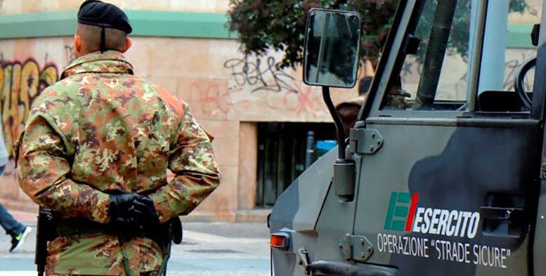 Un militare impegnato nella operazione “Strade sicure” (archivio)