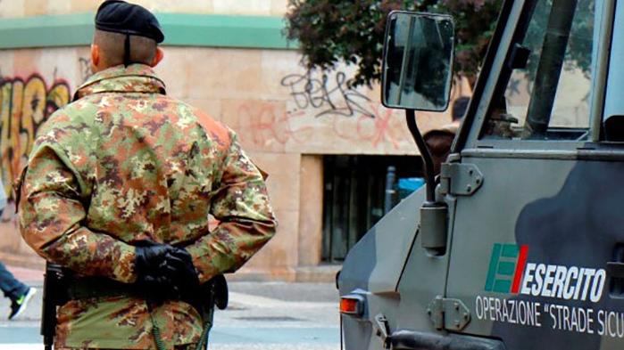 Un militare impegnato nella operazione “Strade sicure” (archivio)