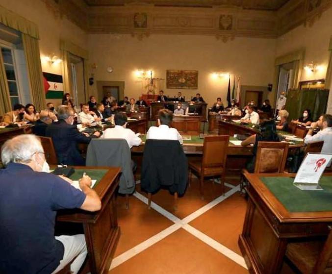 
	Una seduta del consiglio comunale

