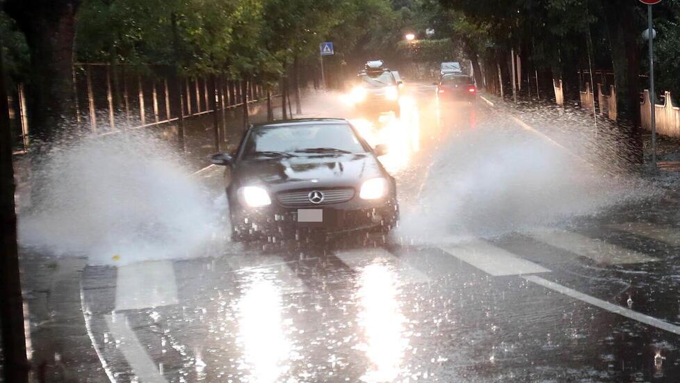Piove e viale Diaz si allaga. Nessuna soluzione in vista<br>