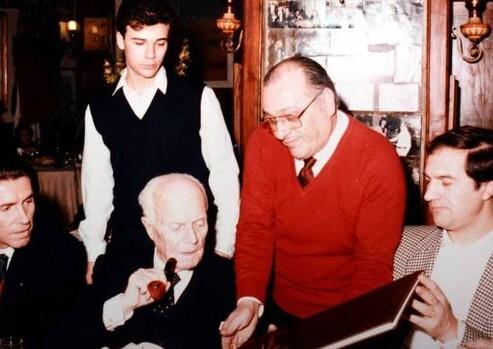 Sandro Pertini con l’immancabile pipa insieme al senatore Paolo Barsacchi (a sinistra)
