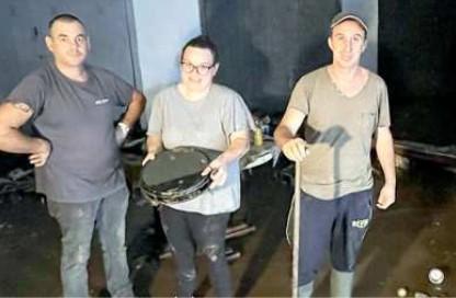 
	Andrea Carta, Francesca Laico e Paolo Castagni mentre ripuliscono la corsia garage (foto Giorgio)

