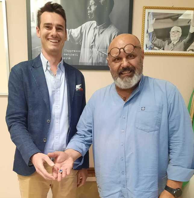 Nella foto, il sindaco Samuele Lippi insieme a Federico Fulceri mentre mostra un dado (idraulico): una rivisitazione cecinese della celebre frase di Giulio Cesare «Il dado è tratto»
