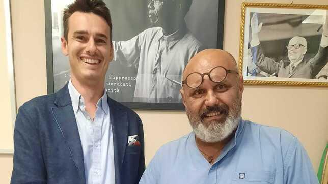 Nella foto, il sindaco Samuele Lippi insieme a Federico Fulceri mentre mostra un dado (idraulico): una rivisitazione cecinese della celebre frase di Giulio Cesare «Il dado è tratto»