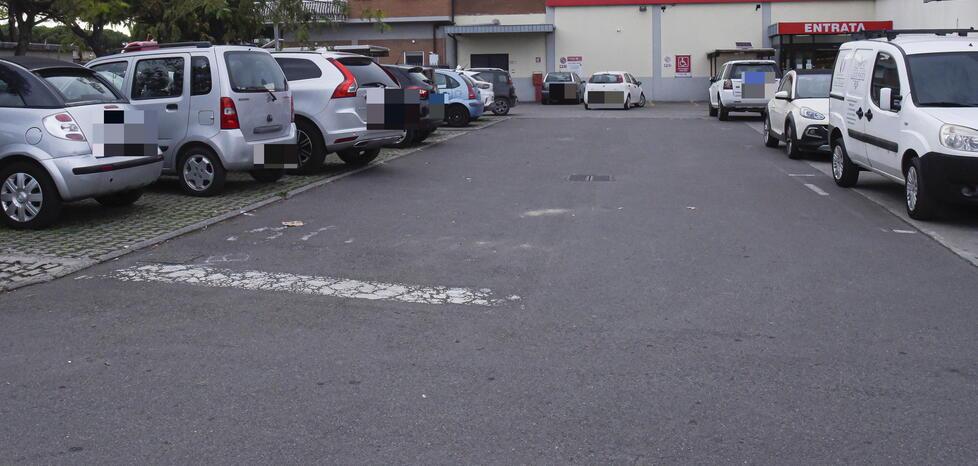 Grosseto, investita nel parcheggio del supermercato: muore durante i soccorsi. Chi è la vittima