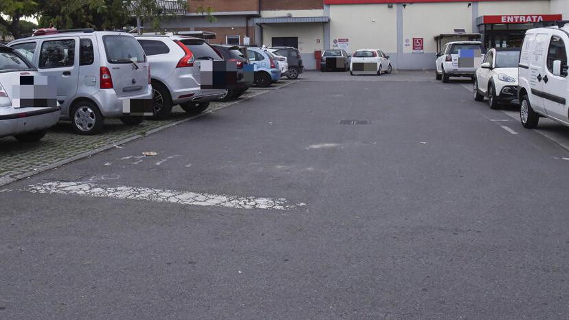 Grosseto, investita nel parcheggio del supermercato: muore durante i soccorsi. Chi è la vittima