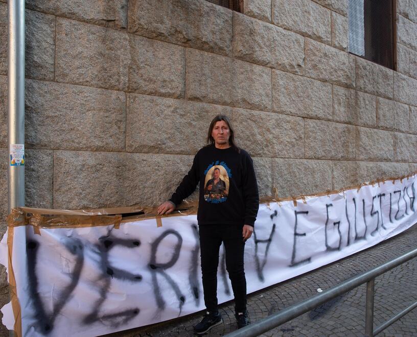 Gianluca Grilli durante una protesta davanti al Tribunale